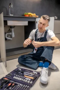 Technicien vérifiant une installation sanitaire complète