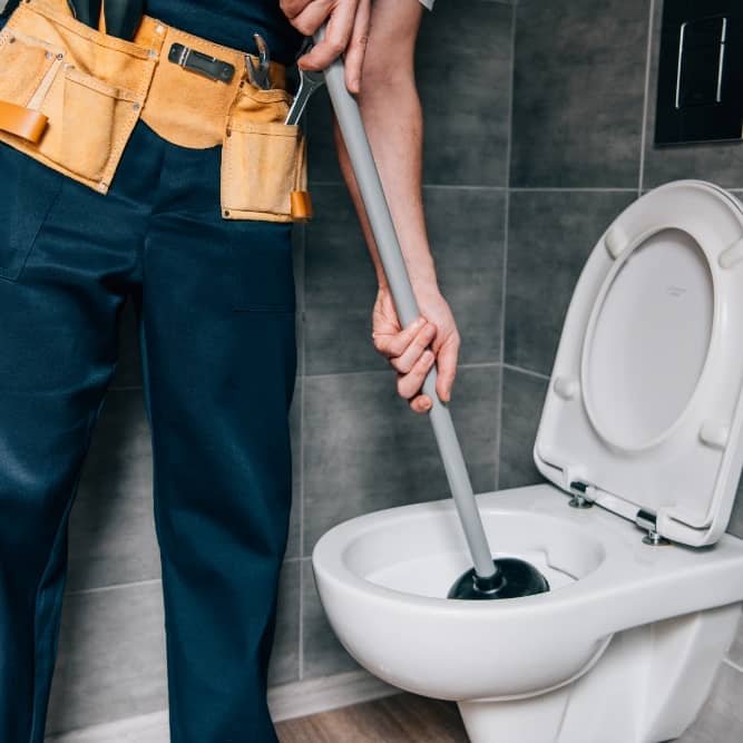 Débouchage de WC effectué par un plombier équipé, intervention en urgence