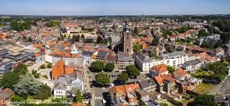 Débouchage Braine-l'Alleud: vue du centre historique avec la célèbre Église Saint-Étienne illuminée au crépuscule.