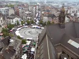 Débouchage Charleroi vue sur la Place Charles II avec café en terrasse et passants animant le centre-ville dynamique
