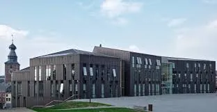 Plombier Gembloux réparant une canalisation dans le centre historique de Gembloux avec ses bâtiments anciens et ses rues pavées