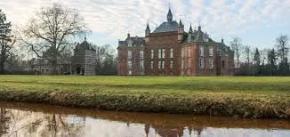 Scène urbaine à Grâce-Hollogne illustrant une rue pittoresque typique, idéale pour débouchage Grâce-Hollogne rapide et efficace.