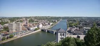 Débouchage Huy vue du centre historique avec église gothique et maisons en briques dans une rue pavée typique de la ville