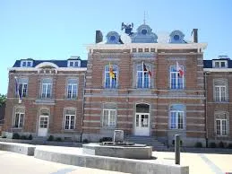 Débouchage Jemeppe-S-Sambre avec vue sur le château de Mielmont entouré de verdure et bâtiments historiques en arrière-plan