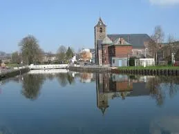 Centre-ville de La Louvière avec techniciens de débouchage au travail devant l'hôtel de ville historique.