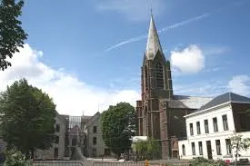 Vue aérienne de Manage montrant le centre-ville animé pour une entreprise de débouchage, Débouchage Manage.