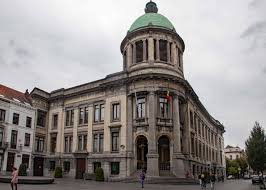 Rue animée de Molenbeek Saint Jean idéale pour débouchage avec bâtiments anciens et commerces locaux authentiques
