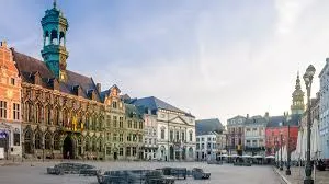 Débouchage Mons en action avec vue sur la Grand-Place animée et le Beffroi historique sous un ciel bleu limpide