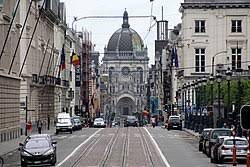 Vue de la rue typique à Saint Josse Ten Noode avec camion de débouchage, bâtiments bruxellois en arrière-plan.