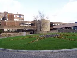 Vue du centre-ville de Sambreville avec camion de débouchage stationné devant l'église locale pour Débouchage Sambreville