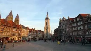Débouchage Tournai vue sur la Grand-Place avec son Beffroi historique et ses bâtiments médiévaux, scène urbaine typique.
