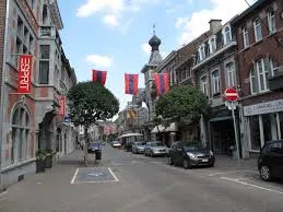 Plombier Visé vue aérienne du pont Évêque sur la Meuse et bâtiments historiques typiques du centre-ville animé.