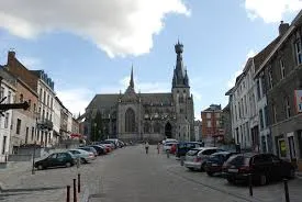 Plombier Walcourt vue du centre-ville avec église Saint-Materne et rues pavées, typique de l'architecture locale.