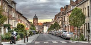 Vue urbaine de Woluwe Saint Pierre avec bâtiments typiques, idéale pour montrer notre service de débouchage rapide et efficace.